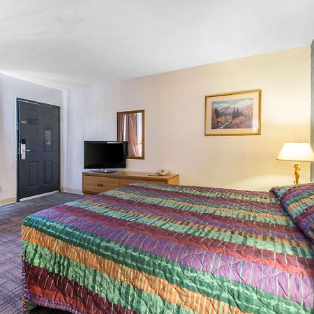 קולורדו ספרינגס Rodeway Inn & Suites מראה חיצוני תמונה