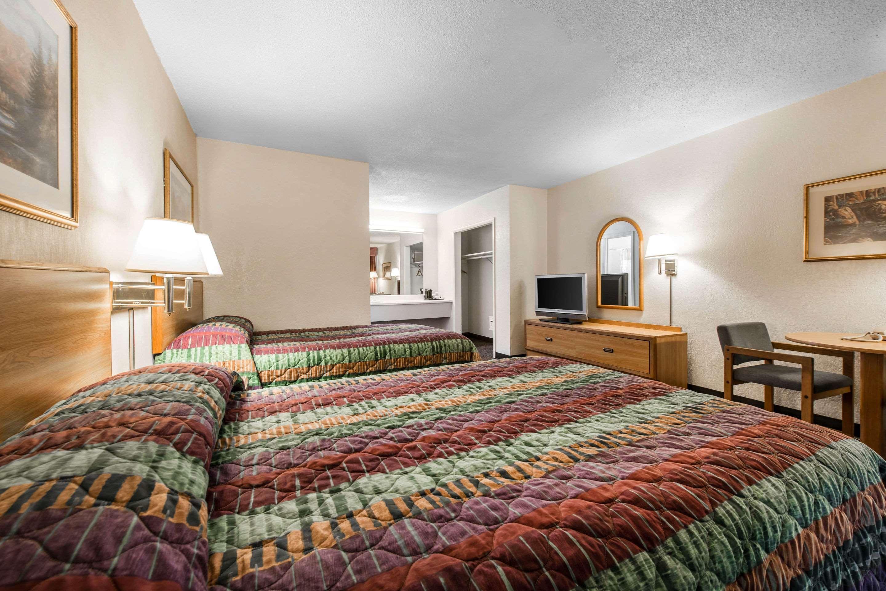 קולורדו ספרינגס Rodeway Inn & Suites מראה חיצוני תמונה