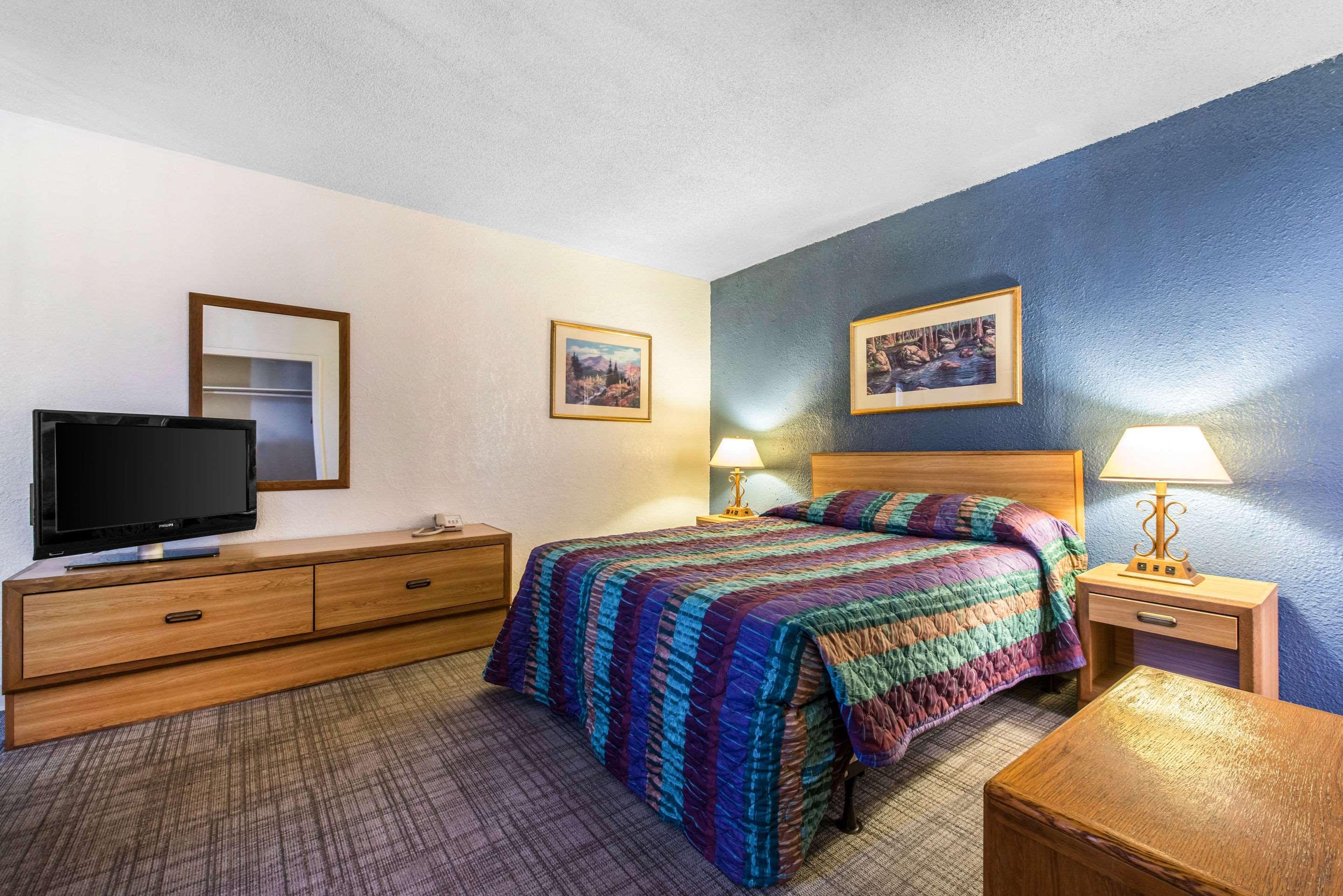 קולורדו ספרינגס Rodeway Inn & Suites מראה חיצוני תמונה