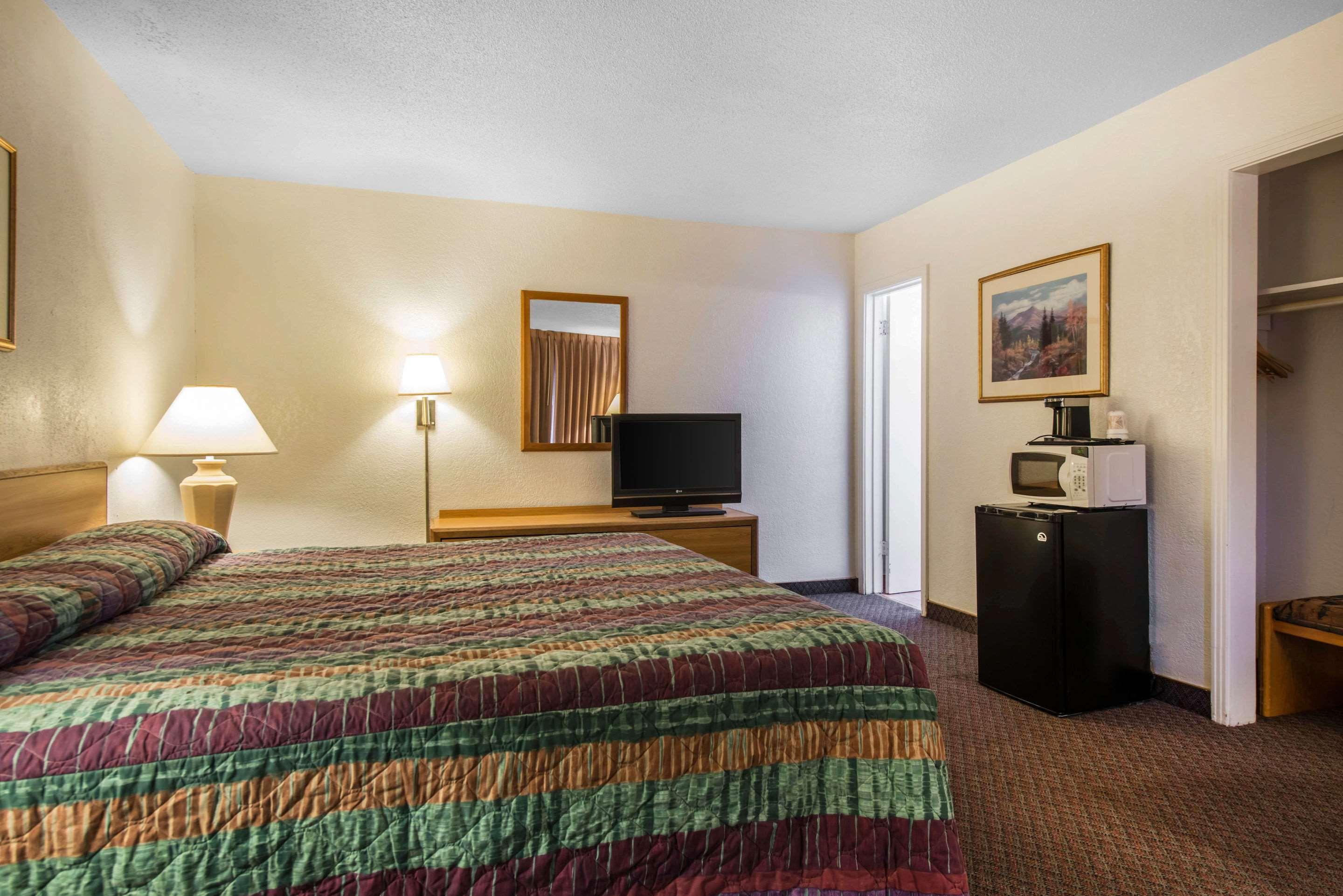 קולורדו ספרינגס Rodeway Inn & Suites מראה חיצוני תמונה
