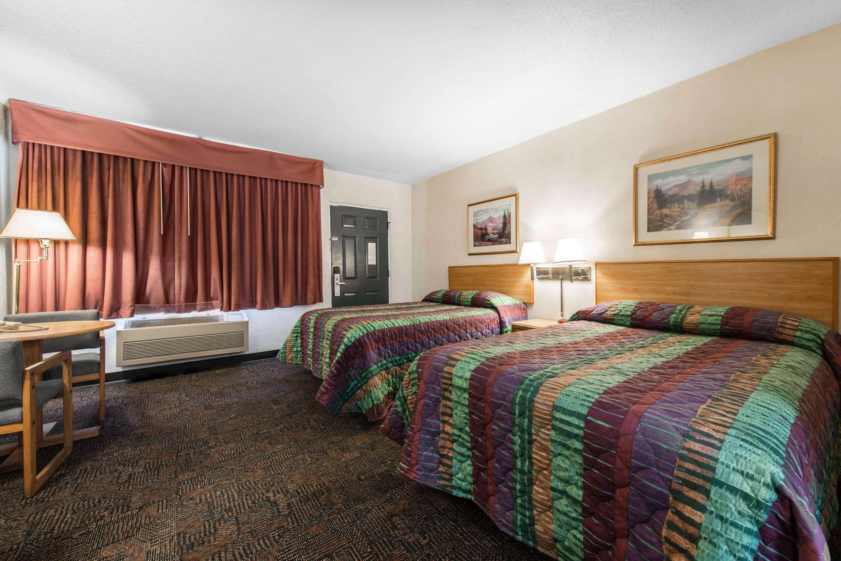 קולורדו ספרינגס Rodeway Inn & Suites מראה חיצוני תמונה