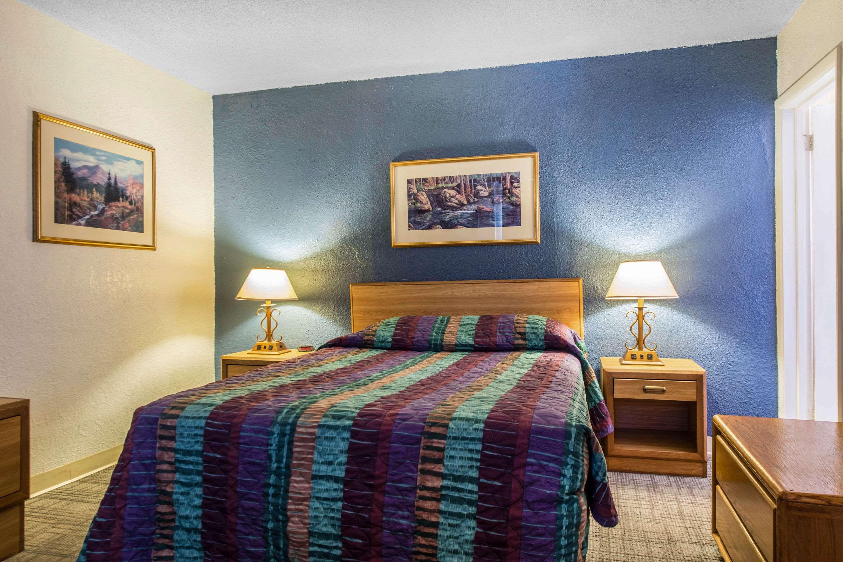 קולורדו ספרינגס Rodeway Inn & Suites מראה חיצוני תמונה