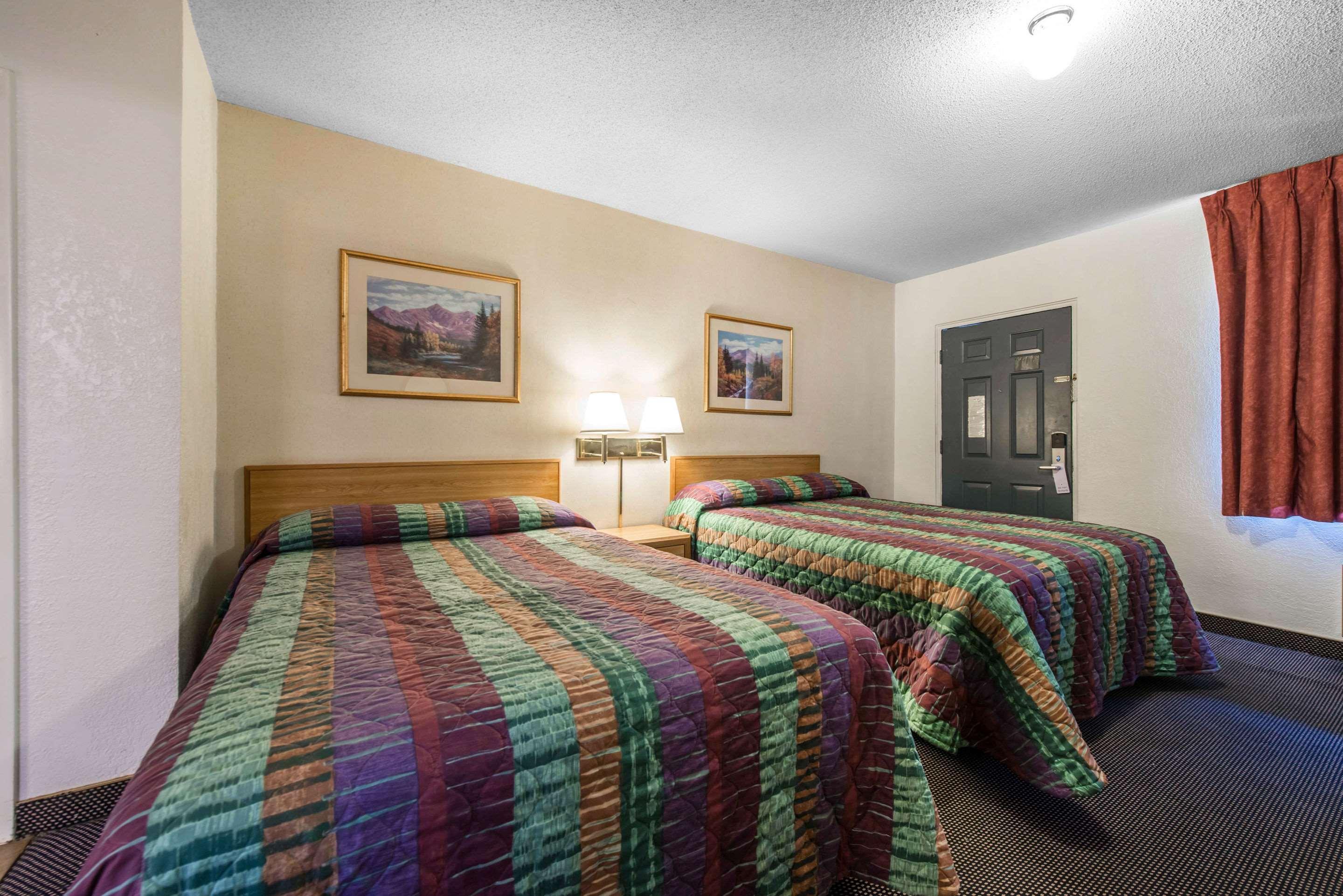 קולורדו ספרינגס Rodeway Inn & Suites מראה חיצוני תמונה