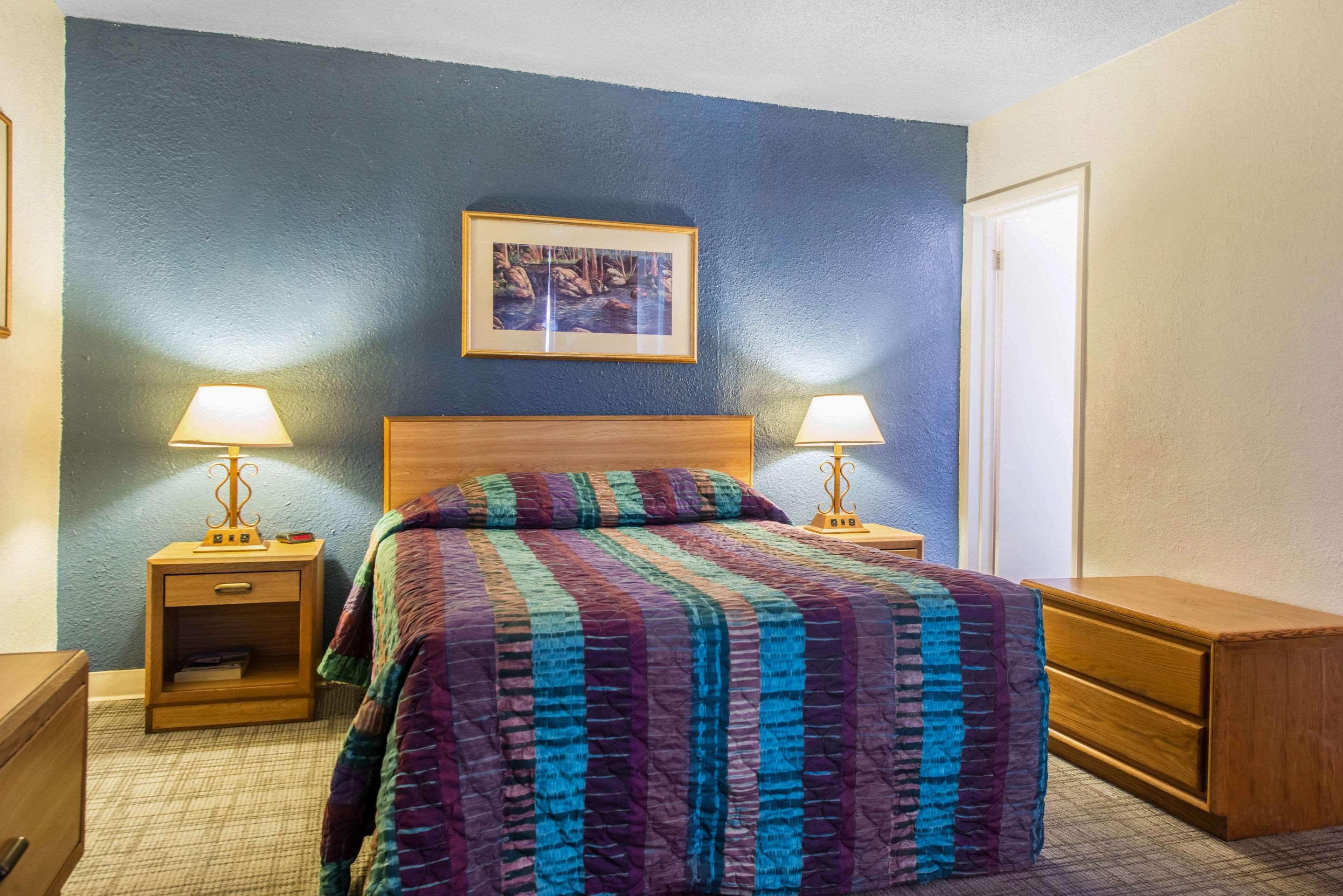 קולורדו ספרינגס Rodeway Inn & Suites מראה חיצוני תמונה