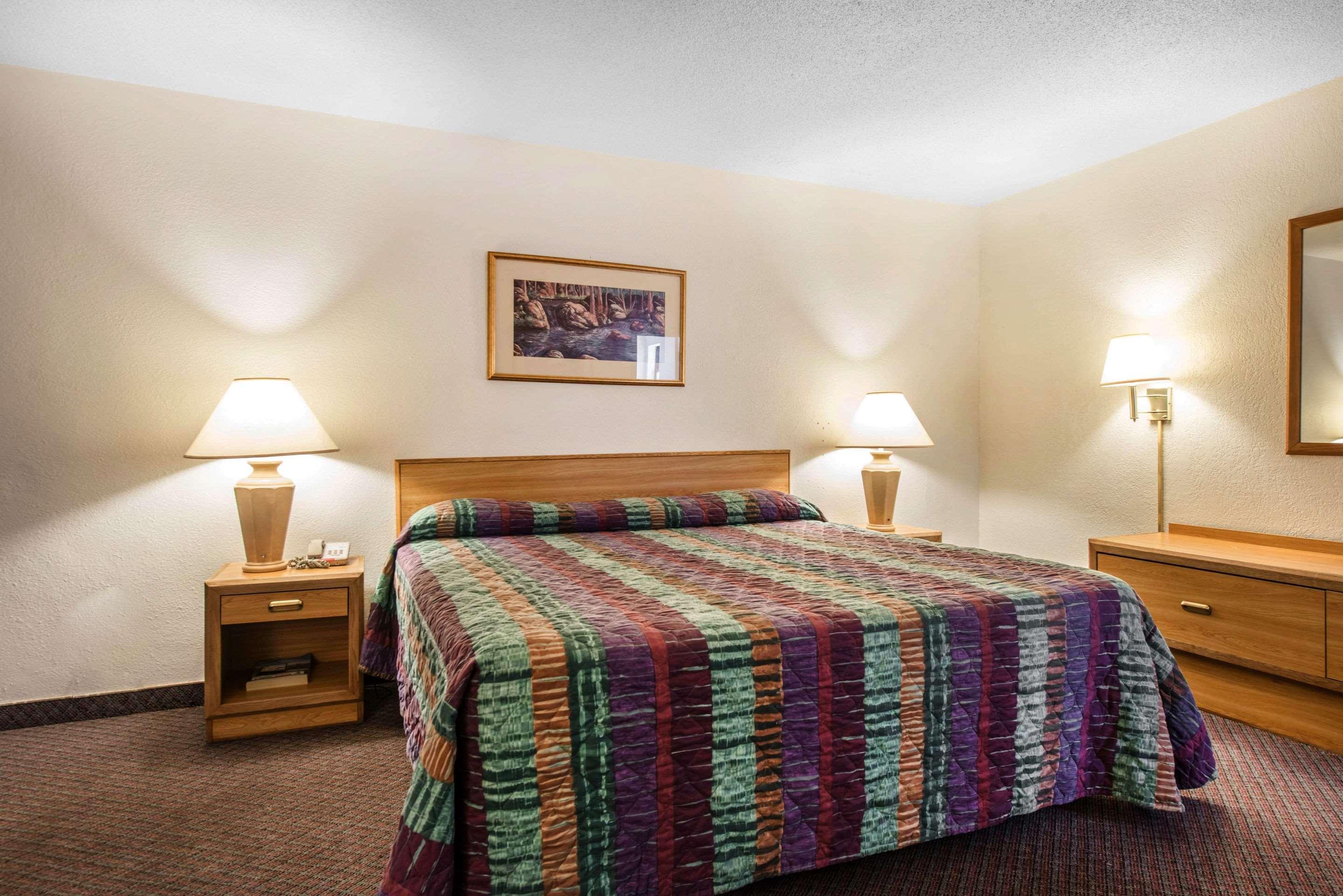קולורדו ספרינגס Rodeway Inn & Suites מראה חיצוני תמונה