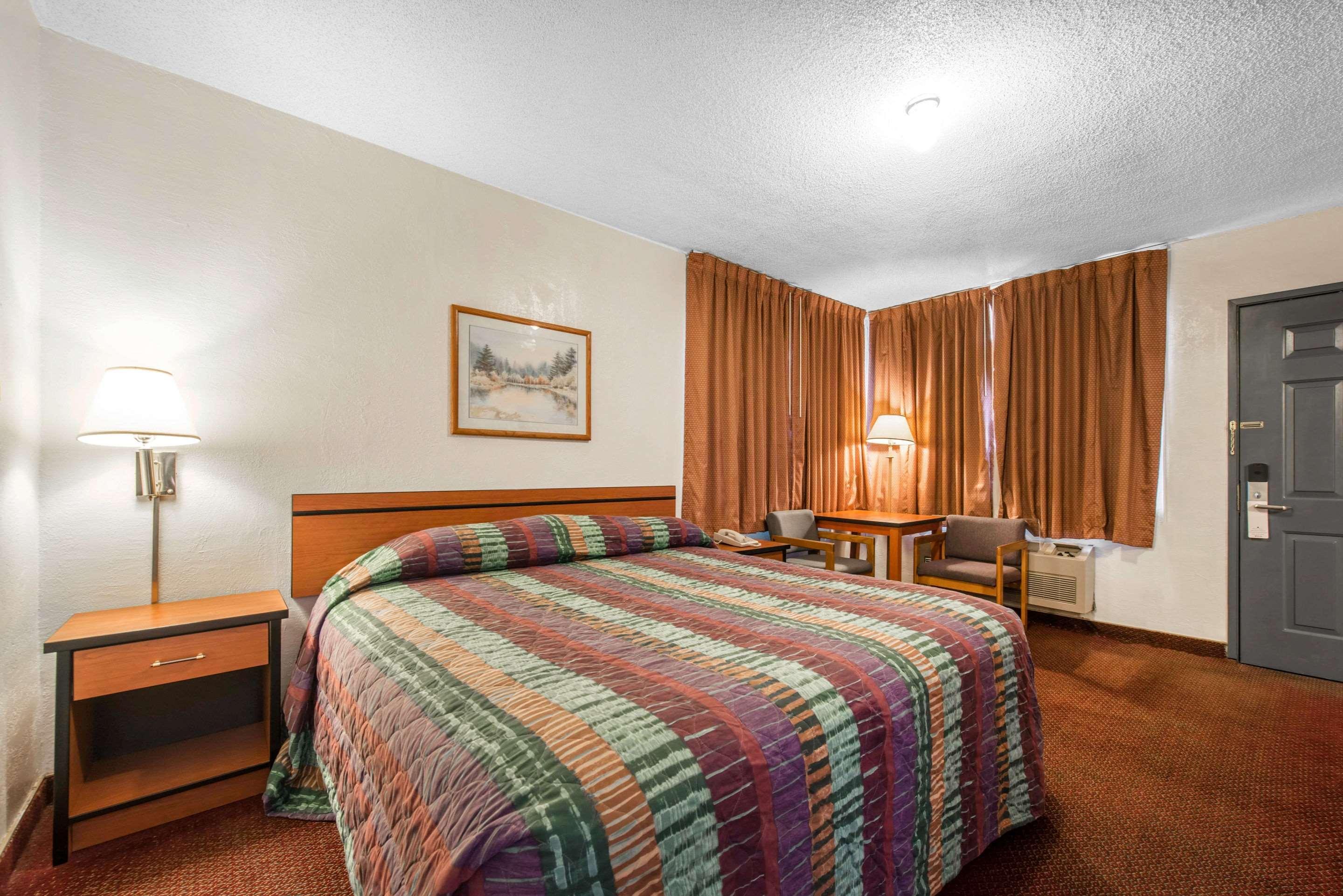 קולורדו ספרינגס Rodeway Inn & Suites מראה חיצוני תמונה