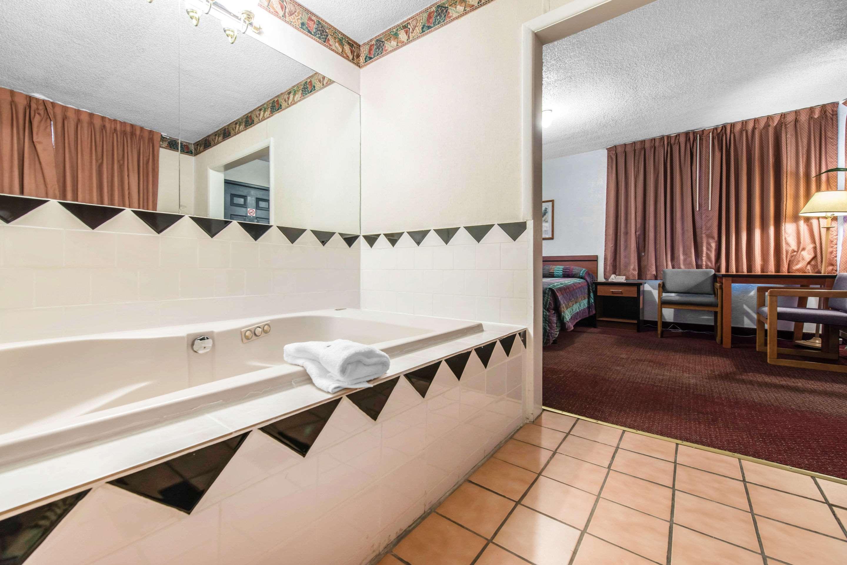 קולורדו ספרינגס Rodeway Inn & Suites מראה חיצוני תמונה